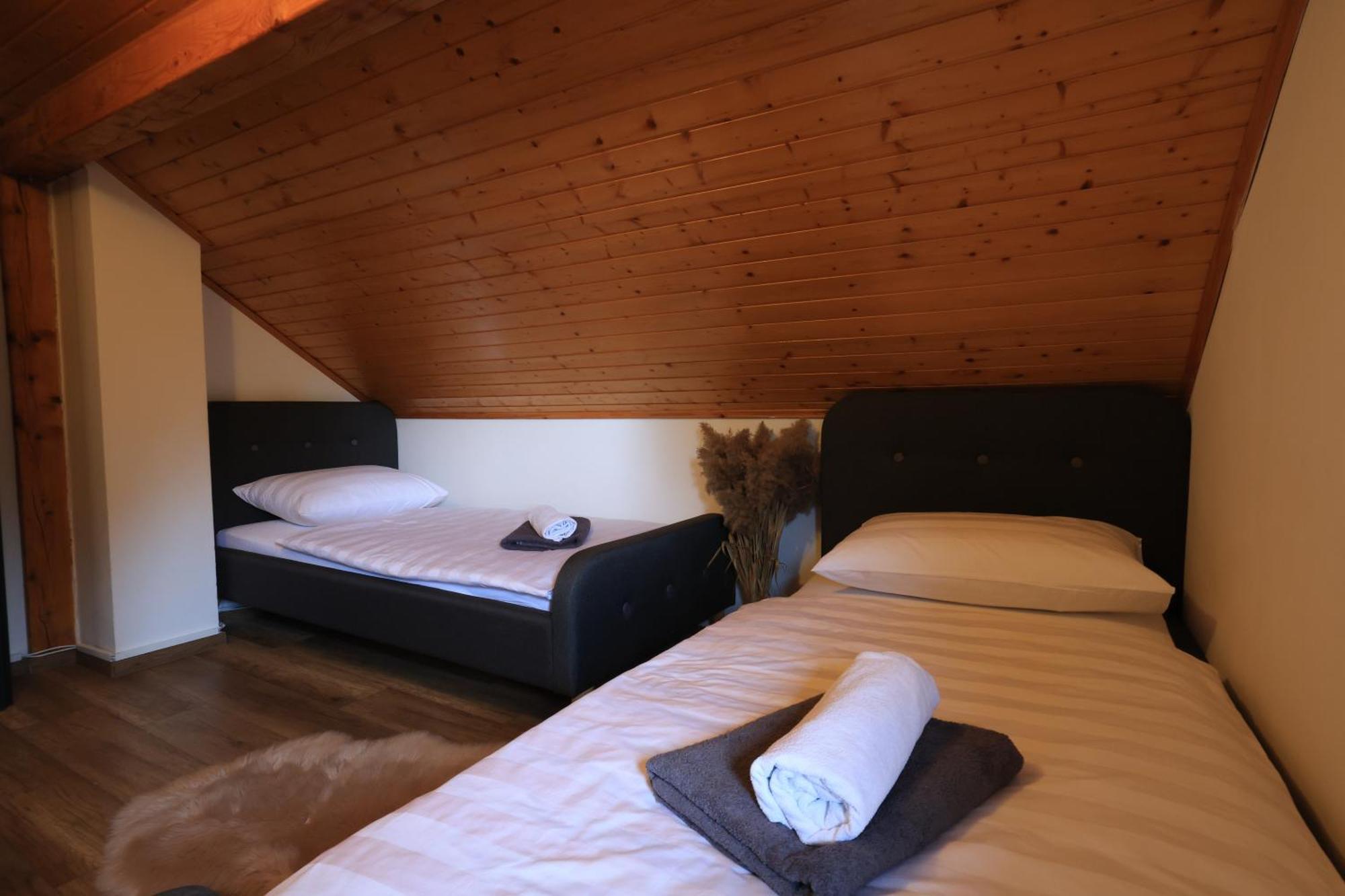 Woodenhouse With Two Apartments Otočac Exteriör bild