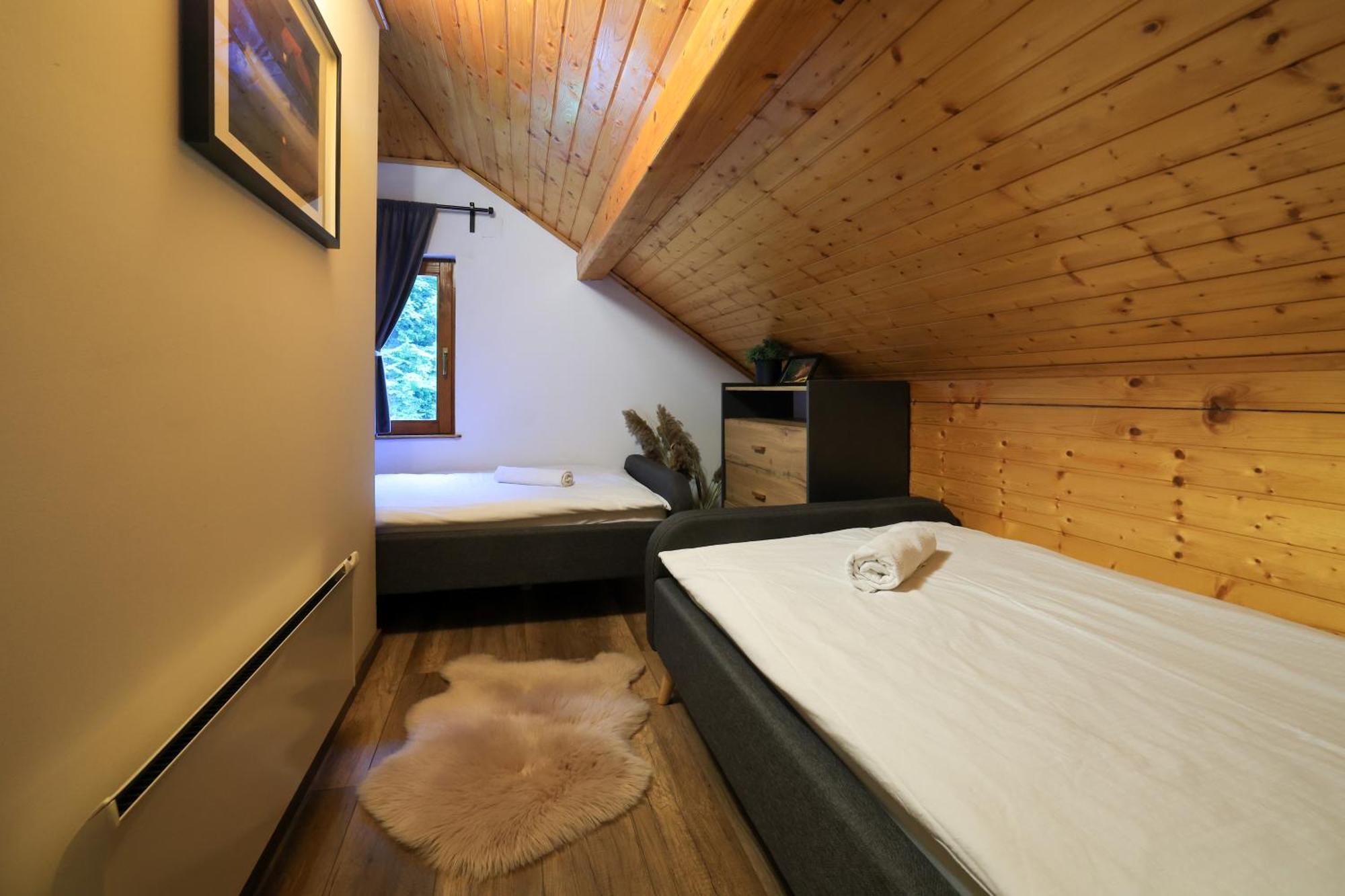 Woodenhouse With Two Apartments Otočac Exteriör bild